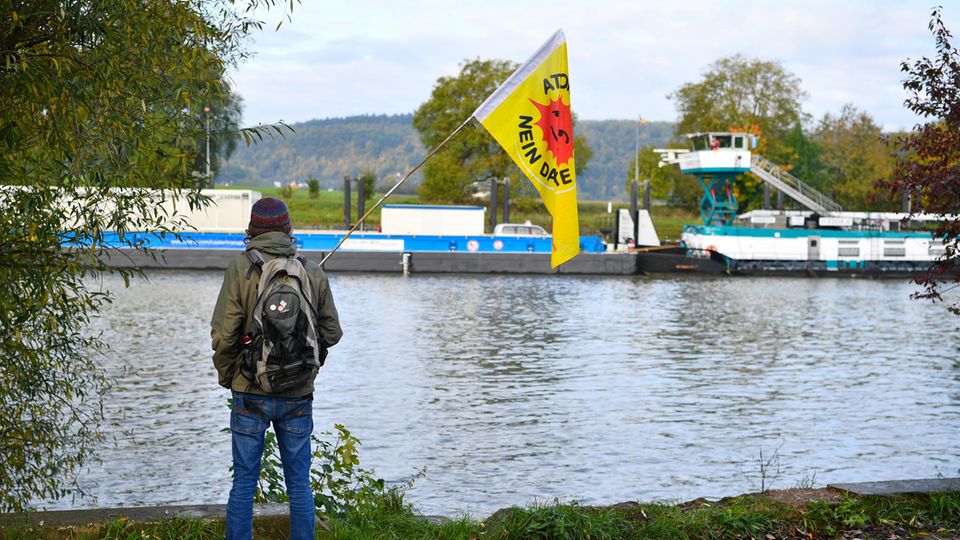 Atomkraftgegener protestiert gegen Castor-Transport auf dem Neckar