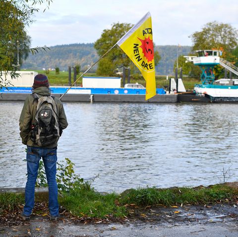 Atomkraftgegener protestiert gegen Castor-Transport auf dem Neckar