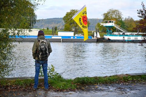 Atomkraftgegener protestiert gegen Castor-Transport auf dem Neckar