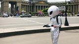 Vor der Kasaner-Kathedrale am Newski Prospekt wirbt ein Alien um die Aufmerksam-keit der Passanten. 