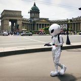 Vor der Kasaner-Kathedrale am Newski Prospekt wirbt ein Alien um die Aufmerksam-keit der Passanten. 