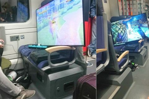 Mann zockt in S-Bahn Playstation