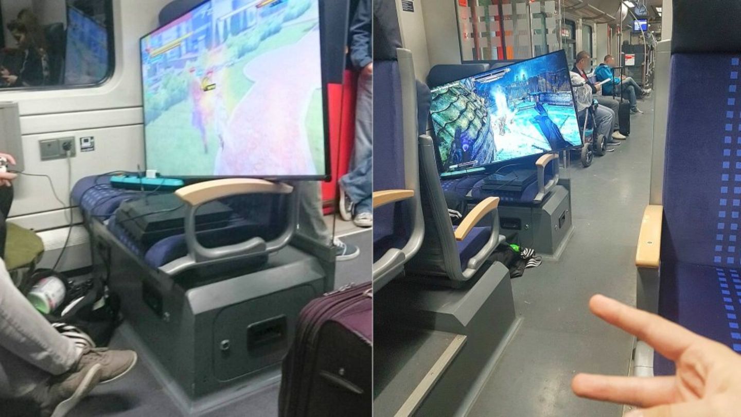 Mann zockt in S-Bahn Playstation