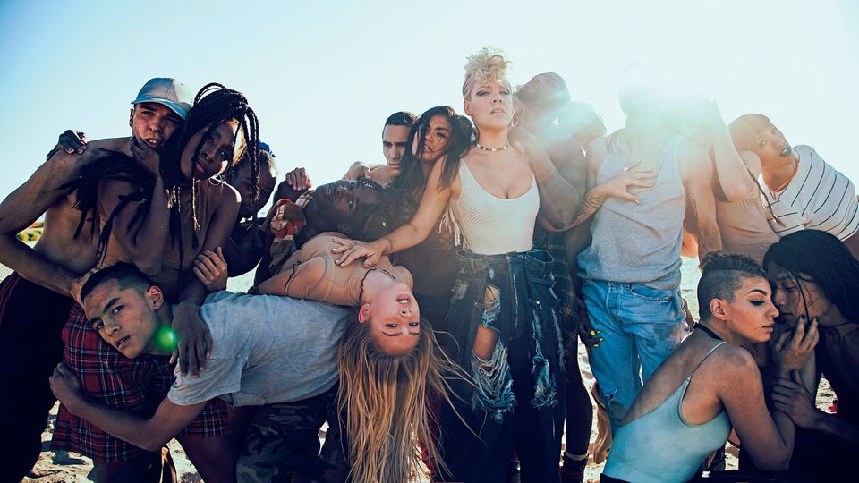 Neues Album "Beautiful Trauma": Fünf Minuten Drama: Im Video zur neuen Single "What About Us" führt Pink großes Tanztheater vor – auf kaltem Asphalt und heißem Wüstenboden Fünf Minuten Drama: Im Video zur neuen Single "What About Us" führt Pink großes Tanztheater vor – auf kaltem Asphalt und heißem Wüstenboden