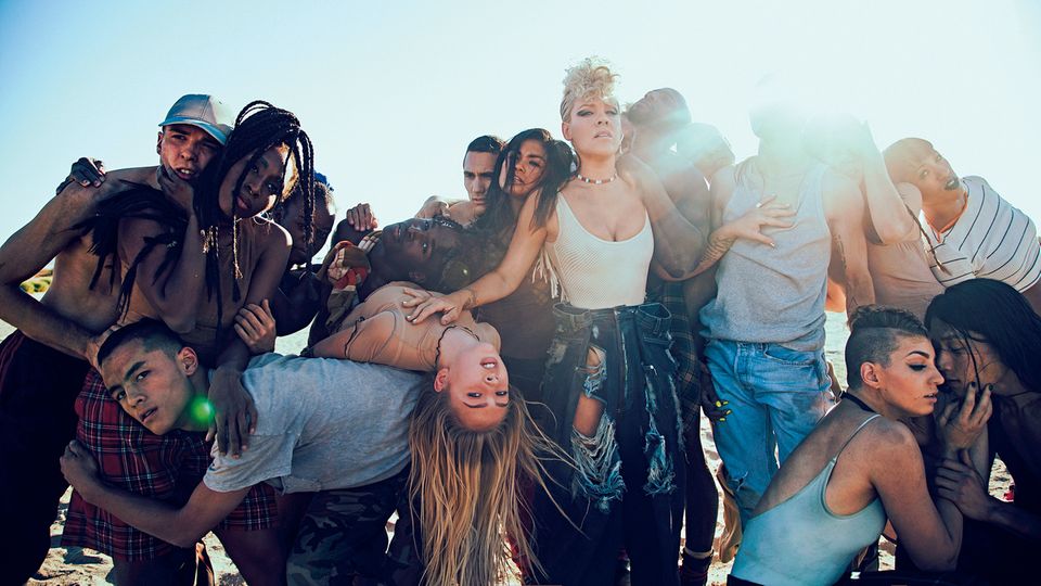 Fünf Minuten Drama: Im Video zur neuen Single "What About Us" führt Pink großes Tanztheater vor – auf kaltem Asphalt und heißem Wüstenboden