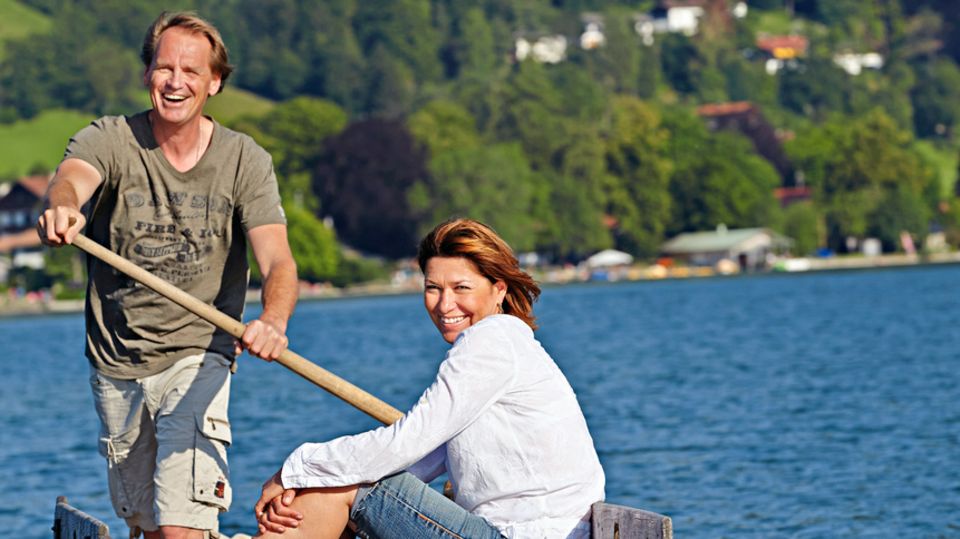 2013 mit seiner Frau Gitti auf dem Schliersee. Unbeschwert wirkt das Paar. Aber noch weiß es nicht, ob der Krebs, "dieses Monster in Gittis Körper", besiegt ist