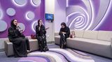 Unten: Duett im Schleier. Arabische Frauen in der Karaoke-Bar des "Hub Zero", eines Vergnügungszentrums inmitten einer Shoppingmall