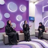 Unten: Duett im Schleier. Arabische Frauen in der Karaoke-Bar des "Hub Zero", eines Vergnügungszentrums inmitten einer Shoppingmall