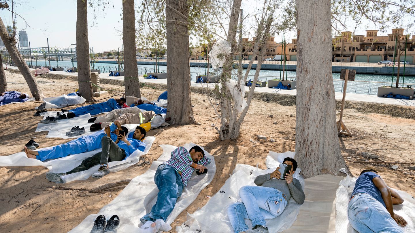Das andere Dubai. Gastarbeiter ruhen sich im Schatten aus. Viele kommen aus Pakistan, sie hausen meist in einfachen Baracken
