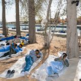 Das andere Dubai. Gastarbeiter ruhen sich im Schatten aus. Viele kommen aus Pakistan, sie hausen meist in einfachen Baracken