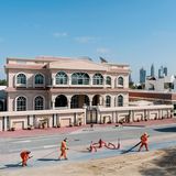 Anmutung einer Filmkulisse. Arbeiter schuften bei Gluthitze in einem der Neubauviertel