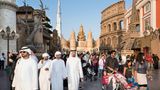 Kolosseum und Eiffelturm traut vereint. "Global Village" heißt dieses Shoppingcenter – ein Dorf, das die ganze Welt umfasst