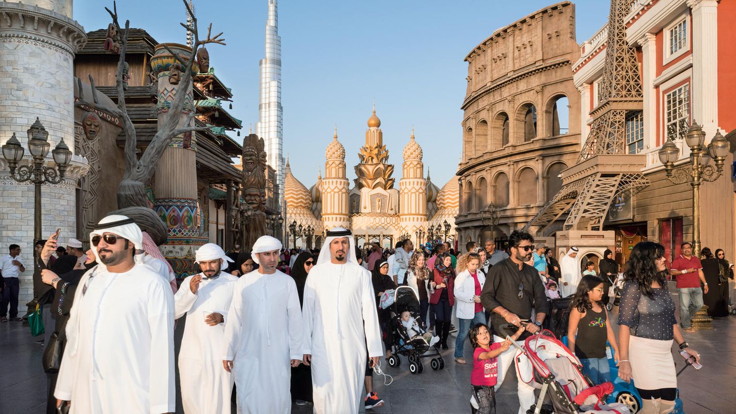 Kolosseum und Eiffelturm traut vereint. "Global Village" heißt dieses Shoppingcenter – ein Dorf, das die ganze Welt umfasst
