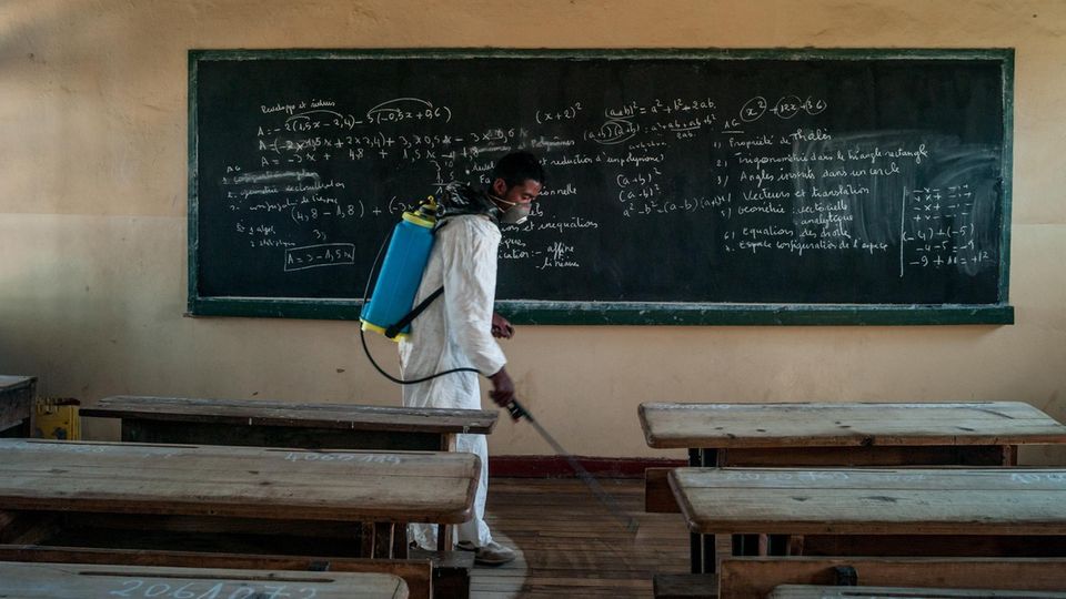Pest-Ausbruch auf Madagaskar Ein Arbeiter versprüht Pestizide in einem Klassenraum in Madagaskar.