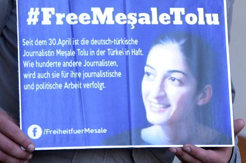Tränen und ein Luftkuss: Deutsche Mesale Tolu bleibt in türkischer U-Haft