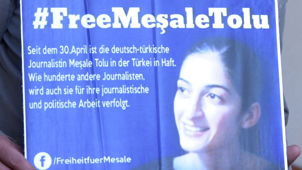 Tränen und ein Luftkuss: Deutsche Mesale Tolu bleibt in türkischer U-Haft
