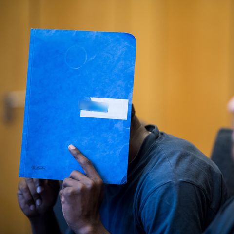 Asylbewerber ersticht Flüchtlingshelferin - Richter verhängen 13 Jahre Haft