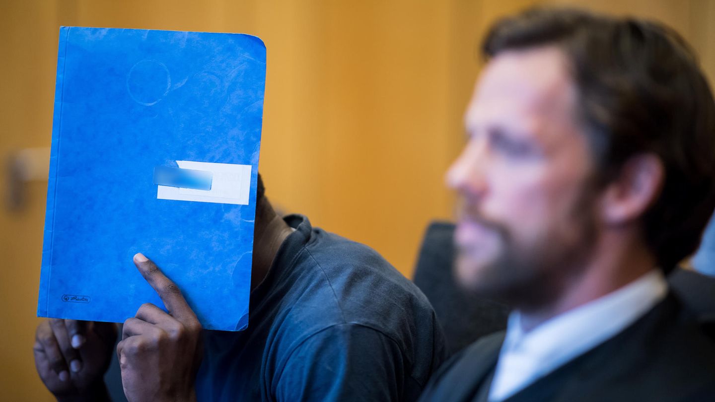 Asylbewerber ersticht Flüchtlingshelferin - Richter verhängen 13 Jahre Haft