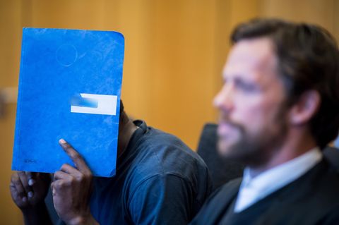 Asylbewerber ersticht Flüchtlingshelferin - Richter verhängen 13 Jahre Haft