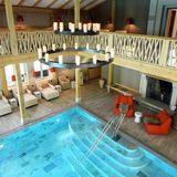 17 Punkte, drei Lilien: Weissenhaus Grand Village Resort, Weissenhaus  Nördlich von Lübeck ist aus einem heruntergekommen Gutshof vor vier Jahren ein Luxusresort direkt am Ostseestrand geworden. Um das renovierte Schloss gruppieren sich mehrere Nebengebäude, in denen die Zimmer und Suiten untergebracht sind. Ein unterirdischer Tunnel führt zum Spa-Bereich mit Anwendungsräumen, Saunalandschaft sowie einem kleinen Innen- und großen Außenpool. "Aktivprogramm, auch Yoga (in neuem, reetgedecktem Pavillon) und Meditation, die vier Saunen schließen um 21 Uhr", schreiben die Tester. Preise: Nächtigung mit Frühstück ab 140 Euro, www.relax-guide.com/weissenhaus-grand-village-resort