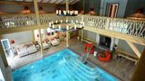 17 Punkte, drei Lilien: Weissenhaus Grand Village Resort, Weissenhaus  Nördlich von Lübeck ist aus einem heruntergekommen Gutshof vor vier Jahren ein Luxusresort direkt am Ostseestrand geworden. Um das renovierte Schloss gruppieren sich mehrere Nebengebäude, in denen die Zimmer und Suiten untergebracht sind. Ein unterirdischer Tunnel führt zum Spa-Bereich mit Anwendungsräumen, Saunalandschaft sowie einem kleinen Innen- und großen Außenpool. "Aktivprogramm, auch Yoga (in neuem, reetgedecktem Pavillon) und Meditation, die vier Saunen schließen um 21 Uhr", schreiben die Tester. Preise: Nächtigung mit Frühstück ab 140 Euro, www.relax-guide.com/weissenhaus-grand-village-resort