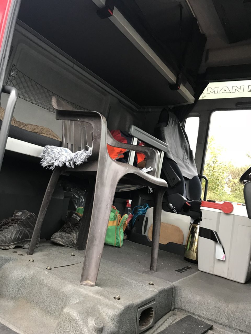Nachrichten Deutschland - Lkw mit Gartenstuhl