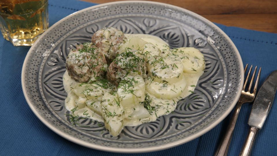 Herbstliche Küche: Frische Schmorgurke trifft auf würzige Hackbällchen - lecker! Herbstliche Küche: Frische Schmorgurke trifft auf würzige Hackbällchen - lecker!