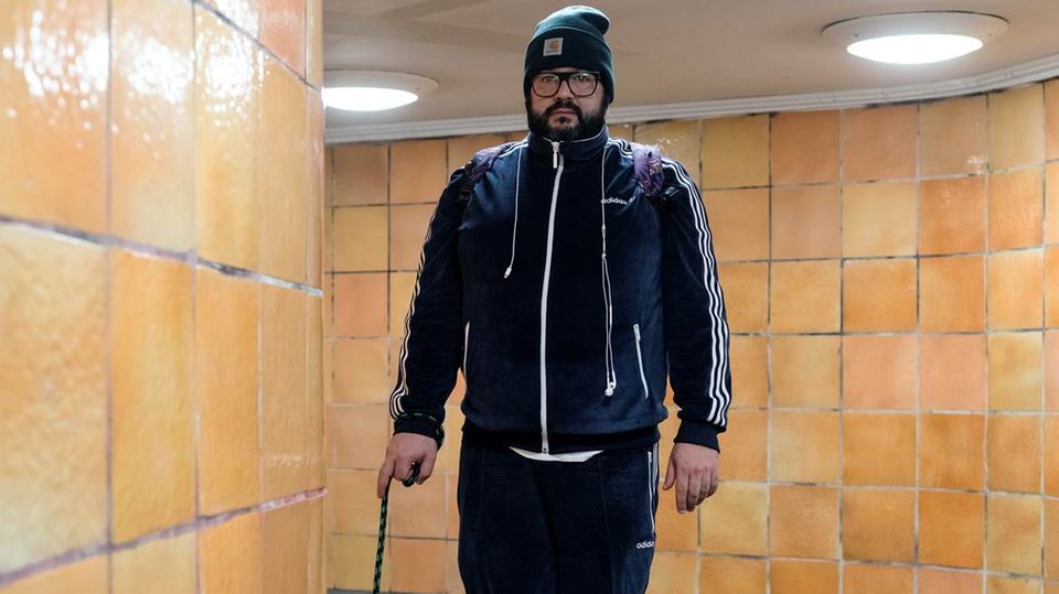 Deutschlands ungewöhnlichster Comedian: "Manche Leute glauben, wenn ich auf 'ne Bühne gehe, öffnet sich die Tür einer Kuckucksuhr und Woody Allen kommt heraus." "Manche Leute glauben, wenn ich auf 'ne Bühne gehe, öffnet sich die Tür einer Kuckucksuhr und Woody Allen kommt heraus."