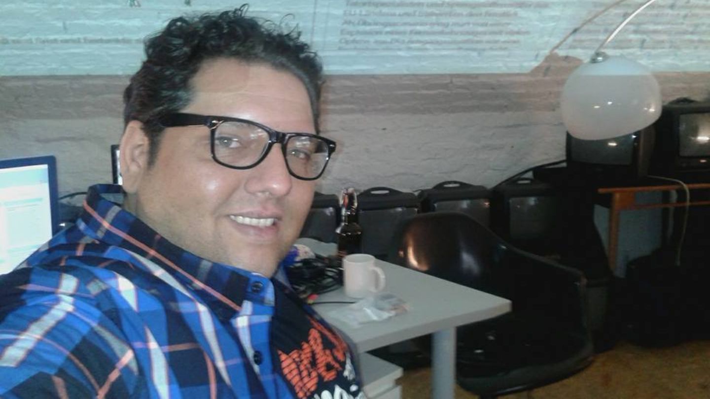 Der "Lindenstraße" Schauspieler Salvatore Caci posiert für ein Foto
