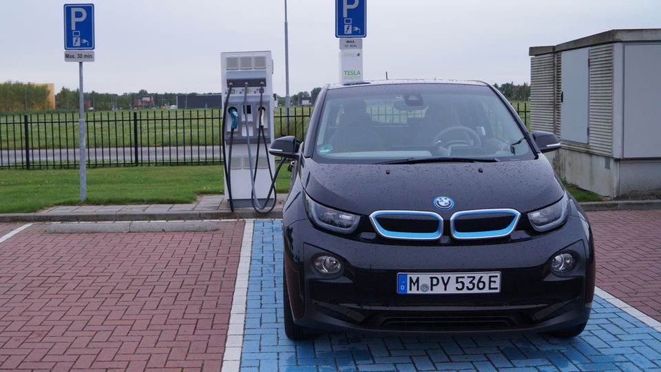 Alltagstest: In den Niederlanden finden sich vielerorts Ladesäulen, die mit der Karte des BMW-Partners ChargeNow nutzbar sind - vorausgesetzt, sie ist für das Ausland freigeschaltet. In den Niederlanden finden sich vielerorts Ladesäulen, die mit der Karte des BMW-Partners ChargeNow nutzbar sind - vorausgesetzt, sie ist für das Ausland freigeschaltet.