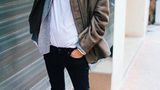 Maja Wyh, Influencerin, @majawyh  Monika Matschnig: "Sie gibt sich geheimnisvoll und burschikos. Häufig 'versteckt' sie sich hinter Sonnenbrillen, zeigt ihre Rückseite und lässt das Haar ins Gesicht fallen. Man kann ihr selten in die Augen blicken. Auch nackte Haut sieht man selten. Durch ihre bedeckte Kleidung wirkt sie zugeknöpft und distanziert. Das wiederum macht neugierig. Die Hand steckt sie in die Haare, damit der Style besser zur Wirkung kommt.  Ihre Haltung ist eine Mischung aus männlich und fragil. Einerseits sieht man sie oft in breiter Sitzhaltung und breitem Stand, was man sonst eher von Männern kennt. Andererseits lässt sie ihre Schultern fallen und neigt den Kopf. Diese Pose wird häufig von Frauen eingesetzt, die nach 'Schutz' suchen. Sie inszeniert sich für ihre Follower, doch wer wirklich dahinter steckt, bleibt ein Rätsel."