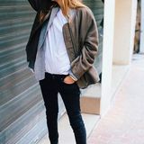 Maja Wyh, Influencerin, @majawyh  Monika Matschnig: "Sie gibt sich geheimnisvoll und burschikos. Häufig 'versteckt' sie sich hinter Sonnenbrillen, zeigt ihre Rückseite und lässt das Haar ins Gesicht fallen. Man kann ihr selten in die Augen blicken. Auch nackte Haut sieht man selten. Durch ihre bedeckte Kleidung wirkt sie zugeknöpft und distanziert. Das wiederum macht neugierig. Die Hand steckt sie in die Haare, damit der Style besser zur Wirkung kommt.  Ihre Haltung ist eine Mischung aus männlich und fragil. Einerseits sieht man sie oft in breiter Sitzhaltung und breitem Stand, was man sonst eher von Männern kennt. Andererseits lässt sie ihre Schultern fallen und neigt den Kopf. Diese Pose wird häufig von Frauen eingesetzt, die nach 'Schutz' suchen. Sie inszeniert sich für ihre Follower, doch wer wirklich dahinter steckt, bleibt ein Rätsel."