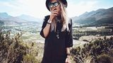 Lina Tesch, Fotografin, @linatesch  Monika Matschnig: "Ihr Look sagt: 'Ich tue, was mir gefällt, und liebe die Freiheit.' Sie will nicht nach der Norm leben. 'Sex, Drugs and Rock'n'Roll' kommt einem in den Sinn. Das sieht man auch an ihrer lockeren, leger wirkenden Körperhaltung, den ausladenden Armbewegungen. Außerdem hat sie ein Faible für extravaganten Schmuck, den sie gerne in Szene setzt. Deswegen hat sie häufig die Hand in Gesichtsnähe hat, damit er auch gut zur Geltung kommt."