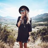 Lina Tesch, Fotografin, @linatesch  Monika Matschnig: "Ihr Look sagt: 'Ich tue, was mir gefällt, und liebe die Freiheit.' Sie will nicht nach der Norm leben. 'Sex, Drugs and Rock'n'Roll' kommt einem in den Sinn. Das sieht man auch an ihrer lockeren, leger wirkenden Körperhaltung, den ausladenden Armbewegungen. Außerdem hat sie ein Faible für extravaganten Schmuck, den sie gerne in Szene setzt. Deswegen hat sie häufig die Hand in Gesichtsnähe hat, damit er auch gut zur Geltung kommt."