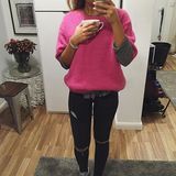 Özlem Han, Bloggerin, @fashionmonger  Monika Matschnig: "Hier vermutet man schnell einen Hang zur Eitelkeit. Sie macht ein Spiegelselfie, um sich selbst ins rechte Licht zu rücken. Bevor die Aufnahme gepostet wird, werden vermutlich einige Fotos vor dem Spiegel gemacht, bis das perfekte Bild entsteht. Das Handy versteckt wiederum das Gesicht. Nun, vielleicht ist das Make-up gerade nicht perfekt."