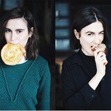 TAG 1: Maria    Heute Morgen bin ich aufgewacht und kam mir direkt total gesund und innerlich gereinigt vor. Die Macht der Gedanken hat mich von sämtlichen Klebstoffen befreit – gestern Abend habe ich mich mental auf die zuckerfreie Woche eingestellt, aber nichts vorbereitet, geschweige denn eingekauft.     Den Morgen bekomme ich ganz gut gemeistert: Schneller Blick auf die Mandelmilch für den Kaffee: "Ohne Zucker", check. Ich denke mir: "Easy Challenge!" Elf Uhr, da klopft der Hunger an. So ein Teilchen vom Bäcker wäre doch schön... Aber nein, is(s) nich! Ich fange an, nervös die Officeküche nach etwas Essbarem zu durchwühlen. Und finde Obst.