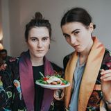 Zum Lunch rufen wir im Büro immer bei einem Lieferservice an. Hier achte ich immer auf einen hohen Salatanteil. Heute fällt mir die Bestellung aber extrem schwer. Miese Zucker verstecken sich vor allem in Lieferessen, denn so schmeckt alles besser. Ich bestelle heute Salat, wie meistens, muss aber feststellen, dass das Dressing echt süß schmeckt. Mies!     Pünktlich um 16 Uhr kommt der Kuchenhunger. Heute feiern auch noch 15 Hamster eine fette Party in meinem Uterus, und ich möchte mich in einem Meer aus Schokolade verbuddeln. Ist das jetzt schon der vielzitierte Zuckerentzug oder bin ich einfach nur monströs menströs? Irgendwas muss jetzt her, also suche ich Ersatzstoffe. Apfel mit Mandelmus hat sich als sehr effektiv erwiesen. Ich verputze drei Äpfel und ein halbes Glas Mandelmus, was die Hamsterbande ein wenig beruhigt.     Abends geht es auf eine Party, wo ich harte Probleme habe, Getränke zu bestellen, um in den angemessen angetüterten Modus zu kommen, der sich für eine derartige Veranstaltung ziemt. Ich umfasse mein Glas Wodka-Soda und bilde mit ein, dass das okay ist.     Fazit: Heute komplett zuckerfrei, da bin ich mir nicht so sicher…