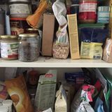 TAG 1: Sophia    Eigentlich wollte ich mich ganz professionell auf diese Woche vorbereiten, langsam den Zucker reduzieren, bewusster essen. Ich bin aber gerade bei den Schwiegereltern und hier gibt es alles: Eis, Wurst, Schokolade. Heute sitze ich beim Frühstück und muss kalten Entzug machen. Der Freund sieht mir über den Frühstückstisch hinweg tief in die Augen und schaufelt zwei Löffel Zucker in seinen Kaffee. Ich denke kurz über Trennung nach. Ich halte mich an Buchweizenbrot mit Käse und hoffe innständig, dass das Brot seine dunkle Farbe nicht mit Hilfe von Rohrzucker bekommen hat. Da es gleich wieder nach Hause geht und ich mir nichts zu essen kaufen kann (es könnte ja Zucker drin sein), schlage ich beim Frühstück ordentlich zu.     Am Flughafen bekomme ich totale Flugangst und ich muss einen kleinen Weisswein trinken. Das Zeug ist natürlich voll mit Zucker und peitscht meinen Insulinspiegel gewaltig nach oben. Später folgt der rapide Abfall, denn als ich in Berlin vor meinem Rechner sitze, bekomme ich plötzlich Hunger. In der Küche finde ich allerdings nichts: Obwohl Kühl- und Vorratsschrank voll sind, darf ich nichts davon anrühren. Ich bin mir sicher, dass ich in meinem ganzen Leben noch nie so einen großen Hunger hatte. Das sind beinahe körperliche Schmerzen, überhaupt tut mir alles weh: Kopf, Bauch, Rücken. Ich sprinte zum Libanesen meines Vertrauens und kippe mir beim Warten auf das Musabaha einen Ayran rein.     Zu Hause angekommen stürze ich mich auf das warme Kichererbsengericht und muss vor Freude fast weinen. Ich kippe literweise Olivenöl auf mein Essen, da mein Körper offensichtlich den fehlenden Zucker durch Fett ausgleichen möchte. Abends gehe ich sehr früh schlafen und hoffe innständig, nachts nicht im Halbschlaf den Keksaufstrich im Küchenschrank verputze.     Fazit: Das war hart! Ich zweifle ernsthaft daran, ob ich es schaffen werde.