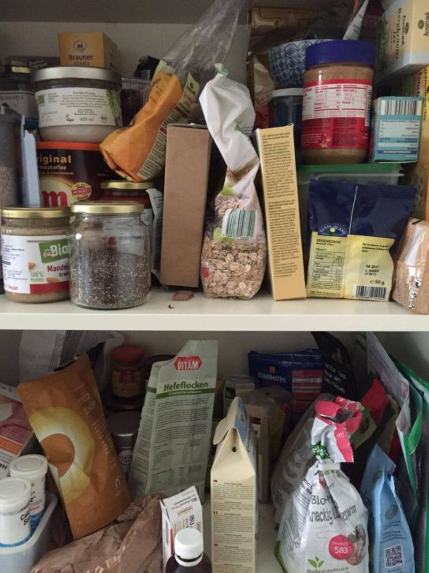 Zuckerfreie Ernährung: TAG 1: Sophia Eigentlich wollte ich mich ganz professionell auf diese Woche vorbereiten, langsam den Zucker reduzieren, bewusster essen. Ich bin aber gerade bei den Schwiegereltern und hier gibt es alles: Eis, Wurst, Schokolade. Heute sitze ich beim Frühstück und muss kalten Entzug machen. Der Freund sieht mir über den Frühstückstisch hinweg tief in die Augen und schaufelt zwei Löffel Zucker in seinen Kaffee. Ich denke kurz über Trennung nach. Ich halte mich an Buchweizenbrot mit Käse und hoffe innständig, dass das Brot seine dunkle Farbe nicht mit Hilfe von Rohrzucker bekommen hat. Da es gleich wieder nach Hause geht und ich mir nichts zu essen kaufen kann (es könnte ja Zucker drin sein), schlage ich beim Frühstück ordentlich zu. Am Flughafen bekomme ich totale Flugangst und ich muss einen kleinen Weisswein trinken. Das Zeug ist natürlich voll mit Zucker und peitscht meinen Insulinspiegel gewaltig nach oben. Später folgt der rapide Abfall, denn als ich in Berlin vor meinem Rechner sitze, bekomme ich plötzlich Hunger. In der Küche finde ich allerdings nichts: Obwohl Kühl- und Vorratsschrank voll sind, darf ich nichts davon anrühren. Ich bin mir sicher, dass ich in meinem ganzen Leben noch nie so einen großen Hunger hatte. Das sind beinahe körperliche Schmerzen, überhaupt tut mir alles weh: Kopf, Bauch, Rücken. Ich sprinte zum Libanesen meines Vertrauens und kippe mir beim Warten auf das Musabaha einen Ayran rein. Zu Hause angekommen stürze ich mich auf das warme Kichererbsengericht und muss vor Freude fast weinen. Ich kippe literweise Olivenöl auf mein Essen, da mein Körper offensichtlich den fehlenden Zucker durch Fett ausgleichen möchte. Abends gehe ich sehr früh schlafen und hoffe innständig, nachts nicht im Halbschlaf den Keksaufstrich im Küchenschrank verputze. Fazit: Das war hart! Ich zweifle ernsthaft daran, ob ich es schaffen werde. TAG 1: Sophia Eigentlich wollte ich mich ganz professionell auf diese Woche vorbereiten, langsam den Zucker reduzieren, bewusster essen. Ich bin aber gerade bei den Schwiegereltern und hier gibt es alles: Eis, Wurst, Schokolade. Heute sitze ich beim Frühstück und muss kalten Entzug machen. Der Freund sieht mir über den Frühstückstisch hinweg tief in die Augen und schaufelt zwei Löffel Zucker in seinen Kaffee. Ich denke kurz über Trennung nach. Ich halte mich an Buchweizenbrot mit Käse und hoffe innständig, dass das Brot seine dunkle Farbe nicht mit Hilfe von Rohrzucker bekommen hat. Da es gleich wieder nach Hause geht und ich mir nichts zu essen kaufen kann (es könnte ja Zucker drin sein), schlage ich beim Frühstück ordentlich zu. Am Flughafen bekomme ich totale Flugangst und ich muss einen kleinen Weisswein trinken. Das Zeug ist natürlich voll mit Zucker und peitscht meinen Insulinspiegel gewaltig nach oben. Später folgt der rapide Abfall, denn als ich in Berlin vor meinem Rechner sitze, bekomme ich plötzlich Hunger. In der Küche finde ich allerdings nichts: Obwohl Kühl- und Vorratsschrank voll sind, darf ich nichts davon anrühren. Ich bin mir sicher, dass ich in meinem ganzen Leben noch nie so einen großen Hunger hatte. Das sind beinahe körperliche Schmerzen, überhaupt tut mir alles weh: Kopf, Bauch, Rücken. Ich sprinte zum Libanesen meines Vertrauens und kippe mir beim Warten auf das Musabaha einen Ayran rein. Zu Hause angekommen stürze ich mich auf das warme Kichererbsengericht und muss vor Freude fast weinen. Ich kippe literweise Olivenöl auf mein Essen, da mein Körper offensichtlich den fehlenden Zucker durch Fett ausgleichen möchte. Abends gehe ich sehr früh schlafen und hoffe innständig, nachts nicht im Halbschlaf den Keksaufstrich im Küchenschrank verputze. Fazit: Das war hart! Ich zweifle ernsthaft daran, ob ich es schaffen werde.