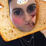 TAG 2: Maria     Hallo, mein Name ist Maria und ich habe offensichtlich ein Suchtproblem. Seit heute ist er da, der Entzug! Die Hamster sind heute richtig sauer und haben sich mit dem Kater zusammen getan, welcher mit heute wie ein Schatten folgt. Ich bin ein Häufchen Elend. Schmerzen.     Am liebsten würde ich mir jetzt ein knuspriges Brötchen mit Wurst und Remoulade vom Bäcker nebenan reinballern – das Beste bei Kater und Weltschmerz. Das fällt aber leider aus, denn gerade Wurstprodukte enthalten erstaunlich viel Zucker. Mein Gehirn funktioniert nicht und ich habe keine Ahnung, was ich heute essen soll. Aufgrund der hohen Termindichte dieser Tage bin ich auch einfach nicht zum Einkaufen gekommen, und die mangelnde Gehirnleistung heute stellt sich kreativen Denkprozessen in den Weg.     Somit gibt es Erdbeeren zum Frühstück, einige Kartoffelecken zum Mittag und komplette Verzweiflung am Nachmittag: Alles, was ich zu Hause da habe, ist total verzuckert. Die sonst so helfende Not-Wiener wird dem Freund zum Fraße vorgeworfen und ich esse Kokosnussjoghurt mit Kokosflocken. Dauerhunger und miese Laune stellen sich ein, hinzu kommt ein latenter Kopfschmerz. Ich bin mitten drin in der Zuckerentwöhnung. Es fühlt sich an, als hätte ich mit dem Rauchen aufgehört. Und das, obwohl ich mir eingebildet habe, dass ich nie viel Zucker gegessen habe. Ist das nur psychosomatisch? Bin ich total übertrieben am Übertreiben und stimmt das alles nicht?     Ein Blick in Google zeigt, dass meine körperlichen Reaktionen total normal sind. Ich kann es fast nicht glauben. Abends geht es zu einem Geburtstag und es werden japanische Tapas bestellt. Ich werde zum Nerv-Gast des Abends und erkundige mich nach Zucker. Antwort ist: In japanischem Essen sei immer viel Zucker, aber in den Pilzen da wahrscheinlich nicht.     Fazit: Morgen dringend einkaufen gehen.