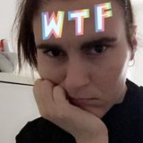 TAG 2: Sophia    Ganz, ganz vorsichtig mache ich ein Auge auf und horche in mich hinein. Tut etwas weh? Habe ich wieder den Hunger des Todes? Nö, aber Durst habe ich, und zwar wie verrückt. Nachdem ich mal eben locker flockig einen Liter Leitungswasser weggepichelt habe, geht es mir erschreckend gut. Ich fühle mich fit und wach und gar nicht mehr so mies wie gestern, man könnte fast sagen, ich sei voller Tatendrang. Heute werde ich die Vorbereitungen nachholen, die ich letzte Woche vernachlässigt habe!     Frühstück fällt aus, weil ich einfach keinen Hunger habe. Verrückt, das ist sonst nie der Fall (Ich bin ein Frühstücksmädchen!!!). Nach einem Termin am Mittag überkommt mich so langsam ein leichtes Hüngerchen, also gehe ich in einen Supermarkt und kaufe Nüsse, etwas Obst und Dattelriegel. Ich möchte auf keinen Fall noch einmal so ein Tief wie gestern erleben, also werde ich diese Riegel ab sofort immer bei mir tragen. Nach drei Stunden sind sie alle aufgegessen.     Zu Hause putze ich erst wie verrückt und widme mich dann der Neusortierung meiner Vorratsschränke. Ich ernähre mich eigentlich gesund, zwar mit vielen Kohlehydraten, aber gesund. Nur auf versteckte Zucker achte ich so gar nicht, dabei habe ich nicht einmal Kristallzucker oder Rohrzucker im Haus. Der Teufel steckt aber auch hier im Detail: Beinahe alle Produkte ein meinem Kühlschrank enthalten Zucker. Wie kann es sein, dass uns sogar im veganen Tomaten-Bioaufstrich Zucker untergejubelt wird? Und was macht das Zeug eigentlich in meiner Sojamilch? Ich miste aus, gehe einkaufen und erstelle mir einen kleinen Ernährungsplan für die nächsten Tage.     Beim Einkaufen fällt mir auf, dass beinahe jedes Produkt im Supermarkt Zucker enthält. Zu Essen gibt es heute für mich Räucherlachs, Melone und Roggen-Vollkorn-Knäckebrot ohne Zuckerzusätze. Es hat über 5 Minuten gedauert, bis ich das Brot gefunden habe. Es ist wirklich unglaublich, was die Hersteller alles so ins Brot panschen.     Fazit: Ich bin wieder voll motiviert, aber auch ernsthaft schockiert.