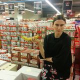 TAG 3: Maria     Ich bin eine Snackerin. War ich schon immer. Knabbergebäck, ich liebe dich! Ist jetzt aber nicht mehr, denn sogar fast alle Chips enthalten Industriezucker. Demnach fällt Affektessen weg und ich muss meinen Tag planen, wenn ich nicht irgendwann total grumpy und hungrig wildfremde Menschen auf der Straße anbrüllen möchte.     Die letzten zwei Tage waren ziemlich chaotisch: Notlösungen haben den Zuckeranteil in meiner Nahrung zwar gesenkt, jedoch nicht komplett auslöschen können. Das Projekt erweist sich deutlich schwieriger als erwartet. Und als ich heute Nacht auch noch mit einem Ferrero Rocher in meiner Backentasche aufgewacht bin (Zuckerschlafwandeln), gehe ich es jetzt professioneller an: einkaufen gehen, Essen für die nächsten Tage vorkochen, Naschkram aus der Wohnung verbannen. Das kostet Zeit und irgendwie auch ziemlich viel Geld.     Der Entzug ist heute ziemlich hart. Ich habe immer nur Hunger, egal wieviel ich esse. Das ist ein verwirrendes Gefühl. Der Bauch ist vollgestopft mit Grünzeug, aber das Gehirn schreit nach mehr. Freunde berichten mir, dass sie die gleiche Erfahrung gemacht haben und es wirklich ein waschechter Entzug ist. Wir essen viel mehr Zucker, als wir bewusst wahrnehmen und selbst Leute, die keine Naschkatzen sind, kommen im Schnitt auf knapp 24 Teelöffel Zucker täglich. Im Meeting gibt es heute Früchte statt Kekse und wir brauchen ewig, bis wir ein Restaurant finden, in dem wir zuckerfrei lunchen können.     Fazit: Entzug, du nervst. Ich will endlich mal wieder richtig satt sein!