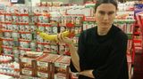 TAG 3: Maria     Ich bin eine Snackerin. War ich schon immer. Knabbergebäck, ich liebe dich! Ist jetzt aber nicht mehr, denn sogar fast alle Chips enthalten Industriezucker. Demnach fällt Affektessen weg und ich muss meinen Tag planen, wenn ich nicht irgendwann total grumpy und hungrig wildfremde Menschen auf der Straße anbrüllen möchte.     Die letzten zwei Tage waren ziemlich chaotisch: Notlösungen haben den Zuckeranteil in meiner Nahrung zwar gesenkt, jedoch nicht komplett auslöschen können. Das Projekt erweist sich deutlich schwieriger als erwartet. Und als ich heute Nacht auch noch mit einem Ferrero Rocher in meiner Backentasche aufgewacht bin (Zuckerschlafwandeln), gehe ich es jetzt professioneller an: einkaufen gehen, Essen für die nächsten Tage vorkochen, Naschkram aus der Wohnung verbannen. Das kostet Zeit und irgendwie auch ziemlich viel Geld.     Der Entzug ist heute ziemlich hart. Ich habe immer nur Hunger, egal wieviel ich esse. Das ist ein verwirrendes Gefühl. Der Bauch ist vollgestopft mit Grünzeug, aber das Gehirn schreit nach mehr. Freunde berichten mir, dass sie die gleiche Erfahrung gemacht haben und es wirklich ein waschechter Entzug ist. Wir essen viel mehr Zucker, als wir bewusst wahrnehmen und selbst Leute, die keine Naschkatzen sind, kommen im Schnitt auf knapp 24 Teelöffel Zucker täglich. Im Meeting gibt es heute Früchte statt Kekse und wir brauchen ewig, bis wir ein Restaurant finden, in dem wir zuckerfrei lunchen können.     Fazit: Entzug, du nervst. Ich will endlich mal wieder richtig satt sein!
