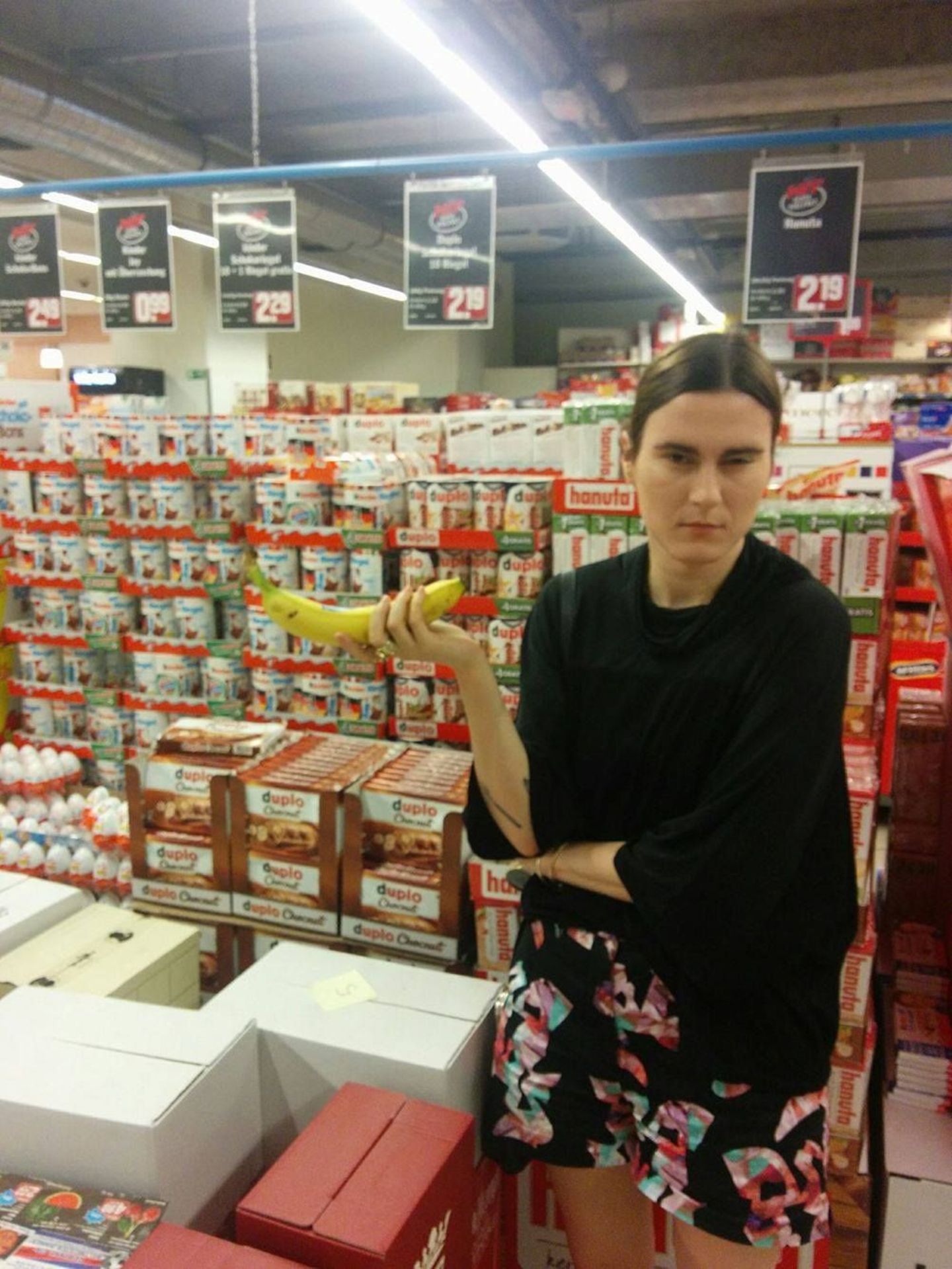 Zuckerfreie Ernährung: TAG 3: Maria Ich bin eine Snackerin. War ich schon immer. Knabbergebäck, ich liebe dich! Ist jetzt aber nicht mehr, denn sogar fast alle Chips enthalten Industriezucker. Demnach fällt Affektessen weg und ich muss meinen Tag planen, wenn ich nicht irgendwann total grumpy und hungrig wildfremde Menschen auf der Straße anbrüllen möchte. Die letzten zwei Tage waren ziemlich chaotisch: Notlösungen haben den Zuckeranteil in meiner Nahrung zwar gesenkt, jedoch nicht komplett auslöschen können. Das Projekt erweist sich deutlich schwieriger als erwartet. Und als ich heute Nacht auch noch mit einem Ferrero Rocher in meiner Backentasche aufgewacht bin (Zuckerschlafwandeln), gehe ich es jetzt professioneller an: einkaufen gehen, Essen für die nächsten Tage vorkochen, Naschkram aus der Wohnung verbannen. Das kostet Zeit und irgendwie auch ziemlich viel Geld. Der Entzug ist heute ziemlich hart. Ich habe immer nur Hunger, egal wieviel ich esse. Das ist ein verwirrendes Gefühl. Der Bauch ist vollgestopft mit Grünzeug, aber das Gehirn schreit nach mehr. Freunde berichten mir, dass sie die gleiche Erfahrung gemacht haben und es wirklich ein waschechter Entzug ist. Wir essen viel mehr Zucker, als wir bewusst wahrnehmen und selbst Leute, die keine Naschkatzen sind, kommen im Schnitt auf knapp 24 Teelöffel Zucker täglich. Im Meeting gibt es heute Früchte statt Kekse und wir brauchen ewig, bis wir ein Restaurant finden, in dem wir zuckerfrei lunchen können. Fazit: Entzug, du nervst. Ich will endlich mal wieder richtig satt sein! TAG 3: Maria Ich bin eine Snackerin. War ich schon immer. Knabbergebäck, ich liebe dich! Ist jetzt aber nicht mehr, denn sogar fast alle Chips enthalten Industriezucker. Demnach fällt Affektessen weg und ich muss meinen Tag planen, wenn ich nicht irgendwann total grumpy und hungrig wildfremde Menschen auf der Straße anbrüllen möchte. Die letzten zwei Tage waren ziemlich chaotisch: Notlösungen haben den Zuckeranteil in meiner Nahrung zwar gesenkt, jedoch nicht komplett auslöschen können. Das Projekt erweist sich deutlich schwieriger als erwartet. Und als ich heute Nacht auch noch mit einem Ferrero Rocher in meiner Backentasche aufgewacht bin (Zuckerschlafwandeln), gehe ich es jetzt professioneller an: einkaufen gehen, Essen für die nächsten Tage vorkochen, Naschkram aus der Wohnung verbannen. Das kostet Zeit und irgendwie auch ziemlich viel Geld. Der Entzug ist heute ziemlich hart. Ich habe immer nur Hunger, egal wieviel ich esse. Das ist ein verwirrendes Gefühl. Der Bauch ist vollgestopft mit Grünzeug, aber das Gehirn schreit nach mehr. Freunde berichten mir, dass sie die gleiche Erfahrung gemacht haben und es wirklich ein waschechter Entzug ist. Wir essen viel mehr Zucker, als wir bewusst wahrnehmen und selbst Leute, die keine Naschkatzen sind, kommen im Schnitt auf knapp 24 Teelöffel Zucker täglich. Im Meeting gibt es heute Früchte statt Kekse und wir brauchen ewig, bis wir ein Restaurant finden, in dem wir zuckerfrei lunchen können. Fazit: Entzug, du nervst. Ich will endlich mal wieder richtig satt sein!
