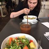 TAG 3: Sophia    Oh mein Gott! Wie konnte das passieren? Völlig fassungslos stehe ich vor meinem Vorratsschrank und blicke auf die angeknabberte Schokolade. Die sah gestern aber noch voller aus. Klarer Fall von Nachtfressen. Das habe ich manchmal und ich kann leider nichts dagegen tun. Neulich habe ich im Halbschlaf ein halbes Glas Keksaufstrich gefuttert. Maria berichtet, dass es ihr vergangene Nacht ähnlich gegangen sei. Ist das also eine normale Reaktion auf den Entzug?     Ich bin offensichtlich komplett süchtig nach Zucker. Bisher war mir das gar nicht so bewusst, man lebt halt so unbedarft in den Tag hinein und bildet sich ein, sich gesund zu ernähren, weil überall "vegan", "bio" oder "Vollkorn" auf den Verpackungen steht.     Zum Frühstück gibt es heute selbstgemachtes Birchermüsli mit ungesüßter Mandelmilch, Quark, 5-Flocken-Mix, Nüssen, Leinsamen, Datteln, Chia, Äpfeln, Blütenpollen, Amaranth, Quinoa und Blaubeeren. #Healthyaf     Sieht aus wie Erbrochenes, schmeckt aber sehr gut und macht verdammt satt. Notiz an mich: Ungesüßte Mandelmilch schmeckt nach Fuß. Der Terminplan ist heute voll, also kann ich mich nicht mehr zu Hause verstecken und für mich selber kochen. Als wir nach einem Meeting, in dem es nur Früchte gab, nach einem Lunchspot suchen, müssen wir feststellen, dass jedes Restaurant in so ziemlich jedem Gericht Zucker verarbeitet.     Uns bleibt also nichts anderes übrig, als zum altbekannten Detox-Clean-Eating-Hipster-Laden zu gehen und uns dort mit zuckerfreien Salaten und Smooties vollzustopfen. Ich muss inzwischen nur noch an Junkfood denken.     Fazit: Ziemlich gesunder Tag heute. Lecker, aber muss ich jetzt nicht jeden Tag so haben.