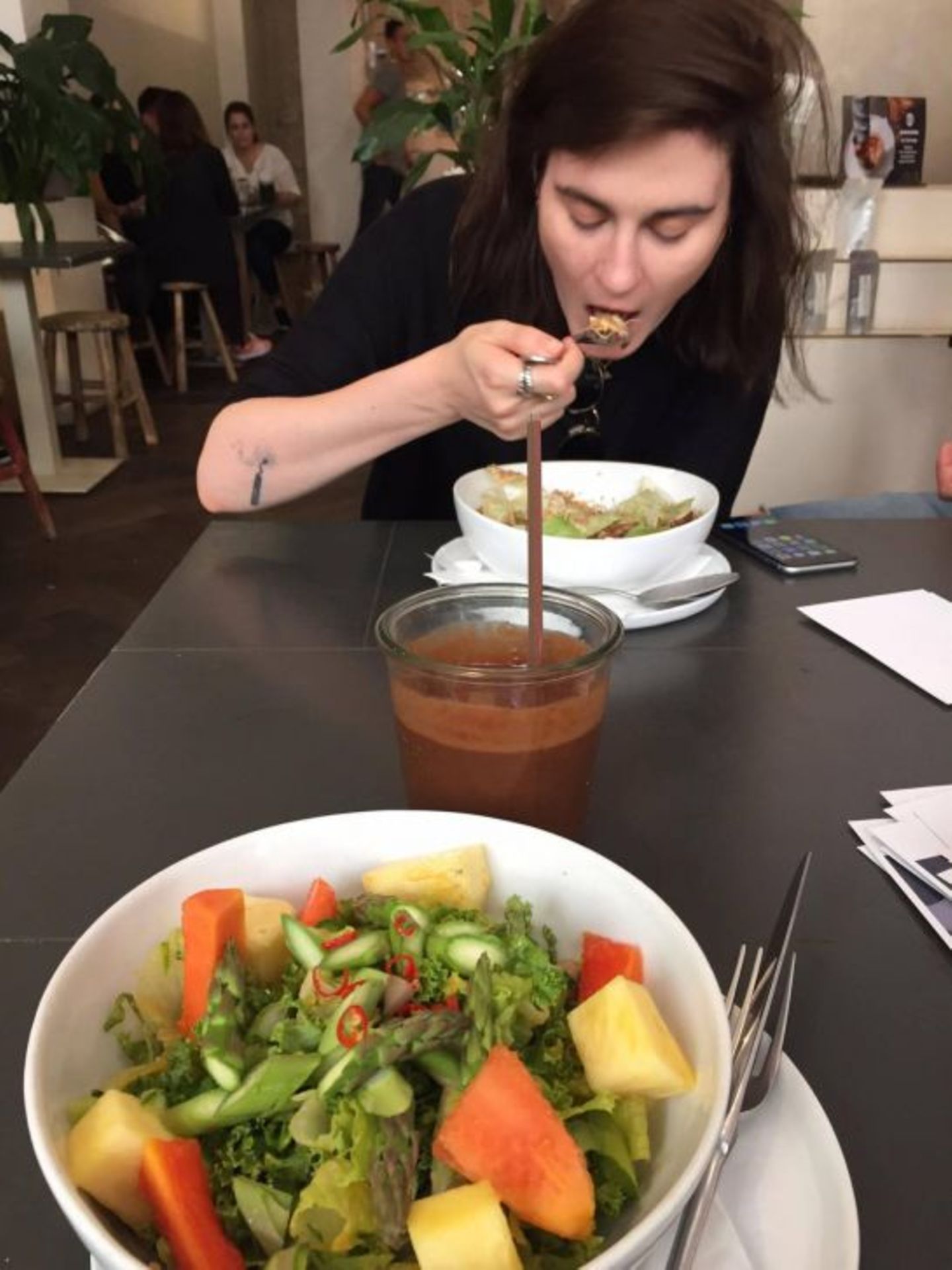 Zuckerfreie Ernährung: TAG 3: Sophia Oh mein Gott! Wie konnte das passieren? Völlig fassungslos stehe ich vor meinem Vorratsschrank und blicke auf die angeknabberte Schokolade. Die sah gestern aber noch voller aus. Klarer Fall von Nachtfressen. Das habe ich manchmal und ich kann leider nichts dagegen tun. Neulich habe ich im Halbschlaf ein halbes Glas Keksaufstrich gefuttert. Maria berichtet, dass es ihr vergangene Nacht ähnlich gegangen sei. Ist das also eine normale Reaktion auf den Entzug? Ich bin offensichtlich komplett süchtig nach Zucker. Bisher war mir das gar nicht so bewusst, man lebt halt so unbedarft in den Tag hinein und bildet sich ein, sich gesund zu ernähren, weil überall "vegan", "bio" oder "Vollkorn" auf den Verpackungen steht. Zum Frühstück gibt es heute selbstgemachtes Birchermüsli mit ungesüßter Mandelmilch, Quark, 5-Flocken-Mix, Nüssen, Leinsamen, Datteln, Chia, Äpfeln, Blütenpollen, Amaranth, Quinoa und Blaubeeren. #Healthyaf Sieht aus wie Erbrochenes, schmeckt aber sehr gut und macht verdammt satt. Notiz an mich: Ungesüßte Mandelmilch schmeckt nach Fuß. Der Terminplan ist heute voll, also kann ich mich nicht mehr zu Hause verstecken und für mich selber kochen. Als wir nach einem Meeting, in dem es nur Früchte gab, nach einem Lunchspot suchen, müssen wir feststellen, dass jedes Restaurant in so ziemlich jedem Gericht Zucker verarbeitet. Uns bleibt also nichts anderes übrig, als zum altbekannten Detox-Clean-Eating-Hipster-Laden zu gehen und uns dort mit zuckerfreien Salaten und Smooties vollzustopfen. Ich muss inzwischen nur noch an Junkfood denken. Fazit: Ziemlich gesunder Tag heute. Lecker, aber muss ich jetzt nicht jeden Tag so haben. TAG 3: Sophia Oh mein Gott! Wie konnte das passieren? Völlig fassungslos stehe ich vor meinem Vorratsschrank und blicke auf die angeknabberte Schokolade. Die sah gestern aber noch voller aus. Klarer Fall von Nachtfressen. Das habe ich manchmal und ich kann leider nichts dagegen tun. Neulich habe ich im Halbschlaf ein halbes Glas Keksaufstrich gefuttert. Maria berichtet, dass es ihr vergangene Nacht ähnlich gegangen sei. Ist das also eine normale Reaktion auf den Entzug? Ich bin offensichtlich komplett süchtig nach Zucker. Bisher war mir das gar nicht so bewusst, man lebt halt so unbedarft in den Tag hinein und bildet sich ein, sich gesund zu ernähren, weil überall "vegan", "bio" oder "Vollkorn" auf den Verpackungen steht. Zum Frühstück gibt es heute selbstgemachtes Birchermüsli mit ungesüßter Mandelmilch, Quark, 5-Flocken-Mix, Nüssen, Leinsamen, Datteln, Chia, Äpfeln, Blütenpollen, Amaranth, Quinoa und Blaubeeren. #Healthyaf Sieht aus wie Erbrochenes, schmeckt aber sehr gut und macht verdammt satt. Notiz an mich: Ungesüßte Mandelmilch schmeckt nach Fuß. Der Terminplan ist heute voll, also kann ich mich nicht mehr zu Hause verstecken und für mich selber kochen. Als wir nach einem Meeting, in dem es nur Früchte gab, nach einem Lunchspot suchen, müssen wir feststellen, dass jedes Restaurant in so ziemlich jedem Gericht Zucker verarbeitet. Uns bleibt also nichts anderes übrig, als zum altbekannten Detox-Clean-Eating-Hipster-Laden zu gehen und uns dort mit zuckerfreien Salaten und Smooties vollzustopfen. Ich muss inzwischen nur noch an Junkfood denken. Fazit: Ziemlich gesunder Tag heute. Lecker, aber muss ich jetzt nicht jeden Tag so haben.