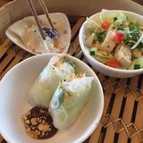 TAG 4: Maria    Nach dem Ferrero-Rocher-Gate gestern, gehe ich heute gut vorbereitet in den Tag. Ich habe extra fancy Veranstaltungen der Fashionweek sausen lassen, um mich ganz der nahrungstechnischen Reinigung zu widmen und den fiesen Zucker komplett aus meiner Ernährung zu verbannen. Vorbereitung ist hier nämlich wirklich die volle Miete, denn Essengehen ist nicht mehr.     Gestern war ich mit Sophia in Mitte unterwegs. Die Lunchbeschaffung hat sich als hochgradig nervtötend herausgestellt, das Nervenkostüm saß entsprechend locker. Wir sind zielstrebig auf ein Restaurant zugesteuert, welches durch viel Grün in der Deko und Quinoa auf der Speisekarte einen sehr gesunden Eindruck vermittelt und zur Mittagszeit knackig mit adretten jungen Agenturleuten gefüllt ist. Wir halten es kaum aus vor Kohldampf, müssen dann aber nach den inzwischen routinierten Zuckerfragen abdüsen, denn hier hat wirklich jedes einzelne Gericht seinen besonderen Pfiff durch Zucker erhalten.     Sogar sehr gesund wirkende Nahrungslieferanten gaben zu, dass sämtliche Dressings, Fleischgerichte, Nudelgerichte, Smoothies und sogar Eiergerichte mit Zucker verfeinert werden. Jetzt wundert mich auch nicht mehr, wie diese Schokokugel ihren Weg nachts in meinen Mund gefunden hat. The struggle is real!     Heute rolle ich brav leckere Sommerrollen, die ich mit zerkleinertem Blumenkohl als Reisersatz, Koriander, frischem Gemüse und Tahinidressing fülle. Sehr lecker! Ich weiß, was drin ist, und die Dinger machen sich in meinem Bauch so angenehm breit, dass ich nach kurzer Zeit sogar satt bin. Sommerrollen funktionieren auch beim Auswärtsessen gut, allerdings sollte hier auf Soßen und Dips verzichtet werden. Außerdem praktisch: Ich kann sie mit zur Arbeit nehmen. Yeah!     Fazit: Wo ein Wille ist, da kann man auch Sommerrollen rollen!