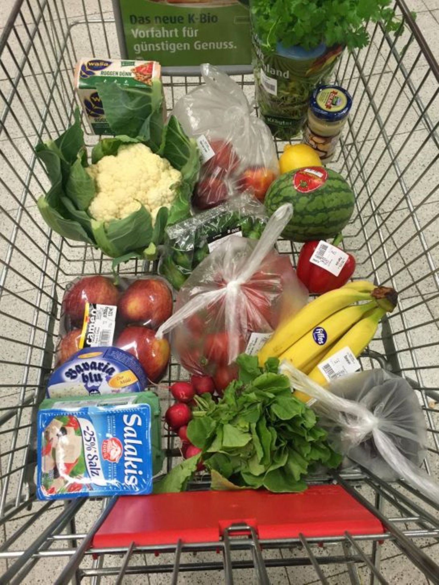 Zuckerfreie Ernährung: TAG 4: Sophia Ich bin mittlerweile ein verdammter Einkaufsprofi! Allerdings gehe ich zur Zeit recht oft einkaufen, ja, ich bin regelrecht besessen von Nahrungsbeschaffung. Im Gegensatz zu Dienstag bin ich heute im Nu fertig mit meinen Einkäufen und selbst ein bisschen beeindruckt, wie leicht ich mittlerweile Zuckerfallen erkenne. Meine Küche sieht jetzt auch irgendwie anders aus: Auf jeder Ablagefläche türmen sich Obst und Gemüse, mein Kühlschrank ist voller selbstgemachter Pasten und den Resten von gestern. Zum Glück arbeite ich von zu Hause aus und kann mich jederzeit mit Selbstgekochtem versorgen. Auch schön: Kochen mit den Liebsten! Gestern gab es bei Maria selbstgemachte Sommerrollen und wir haben das erste Mal seit Ewigkeiten gemeinsam bei ihr zu Abend gegessen. Ich war so hart von Marias Kochkünsten beeindruckt, dass ich die Röllchen heute noch mal nachrolle. Aber auch hier liegt der Teufel im Detail: Der Boy würzt die Hähnchenbrust mit Sriracha, und ich muss die scharfe Sauce danach wieder abwaschen (ist das jetzt geschummelt?). Auch die Sojasoße ist nicht natürlich gebraut und enthält Zucker. Das fällt mir natürlich erst auf, nachdem ich den Blumenkohlreis damit gewürzt habe. Da Verschwendung von Essen schlimmer ist als versteckte Zucker, esse ich das sojasoßenverseuchte Zeug trotzdem. Noch schlimmer: Essen ist nicht mehr befriedigend. Ich esse, bis ich satt bin, dann höre ich auf, dann esse ich wieder. In meinem Kopf schreit ein kleines Zuckermännchen ständig nach mehr. Ätzend! Fazit: Freude am Kochen, aber Essen ohne Freude? Will ich das wirklich? TAG 4: Sophia Ich bin mittlerweile ein verdammter Einkaufsprofi! Allerdings gehe ich zur Zeit recht oft einkaufen, ja, ich bin regelrecht besessen von Nahrungsbeschaffung. Im Gegensatz zu Dienstag bin ich heute im Nu fertig mit meinen Einkäufen und selbst ein bisschen beeindruckt, wie leicht ich mittlerweile Zuckerfallen erkenne. Meine Küche sieht jetzt auch irgendwie anders aus: Auf jeder Ablagefläche türmen sich Obst und Gemüse, mein Kühlschrank ist voller selbstgemachter Pasten und den Resten von gestern. Zum Glück arbeite ich von zu Hause aus und kann mich jederzeit mit Selbstgekochtem versorgen. Auch schön: Kochen mit den Liebsten! Gestern gab es bei Maria selbstgemachte Sommerrollen und wir haben das erste Mal seit Ewigkeiten gemeinsam bei ihr zu Abend gegessen. Ich war so hart von Marias Kochkünsten beeindruckt, dass ich die Röllchen heute noch mal nachrolle. Aber auch hier liegt der Teufel im Detail: Der Boy würzt die Hähnchenbrust mit Sriracha, und ich muss die scharfe Sauce danach wieder abwaschen (ist das jetzt geschummelt?). Auch die Sojasoße ist nicht natürlich gebraut und enthält Zucker. Das fällt mir natürlich erst auf, nachdem ich den Blumenkohlreis damit gewürzt habe. Da Verschwendung von Essen schlimmer ist als versteckte Zucker, esse ich das sojasoßenverseuchte Zeug trotzdem. Noch schlimmer: Essen ist nicht mehr befriedigend. Ich esse, bis ich satt bin, dann höre ich auf, dann esse ich wieder. In meinem Kopf schreit ein kleines Zuckermännchen ständig nach mehr. Ätzend! Fazit: Freude am Kochen, aber Essen ohne Freude? Will ich das wirklich?