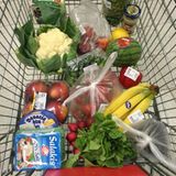 TAG 4: Sophia    Ich bin mittlerweile ein verdammter Einkaufsprofi! Allerdings gehe ich zur Zeit recht oft einkaufen, ja, ich bin regelrecht besessen von Nahrungsbeschaffung.     Im Gegensatz zu Dienstag bin ich heute im Nu fertig mit meinen Einkäufen und selbst ein bisschen beeindruckt, wie leicht ich mittlerweile Zuckerfallen erkenne. Meine Küche sieht jetzt auch irgendwie anders aus: Auf jeder Ablagefläche türmen sich Obst und Gemüse, mein Kühlschrank ist voller selbstgemachter Pasten und den Resten von gestern.     Zum Glück arbeite ich von zu Hause aus und kann mich jederzeit mit Selbstgekochtem versorgen. Auch schön: Kochen mit den Liebsten! Gestern gab es bei Maria selbstgemachte Sommerrollen und wir haben das erste Mal seit Ewigkeiten gemeinsam bei ihr zu Abend gegessen. Ich war so hart von Marias Kochkünsten beeindruckt, dass ich die Röllchen heute noch mal nachrolle. Aber auch hier liegt der Teufel im Detail: Der Boy würzt die Hähnchenbrust mit Sriracha, und ich muss die scharfe Sauce danach wieder abwaschen (ist das jetzt geschummelt?). Auch die Sojasoße ist nicht natürlich gebraut und enthält Zucker. Das fällt mir natürlich erst auf, nachdem ich den Blumenkohlreis damit gewürzt habe.     Da Verschwendung von Essen schlimmer ist als versteckte Zucker, esse ich das sojasoßenverseuchte Zeug trotzdem. Noch schlimmer: Essen ist nicht mehr befriedigend. Ich esse, bis ich satt bin, dann höre ich auf, dann esse ich wieder. In meinem Kopf schreit ein kleines Zuckermännchen ständig nach mehr. Ätzend!    Fazit: Freude am Kochen, aber Essen ohne Freude? Will ich das wirklich?