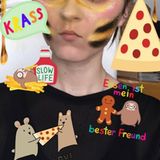 TAG 5: Maria    Ich fühle mich ziemlich gut. Zwar habe ich immer noch keinen Bausparvertrag, keinen Hund und keine Kinder mit rosa Wangen, welche quietschvergnügt durch meine Villa flitzen, aber ich habe einen tiefen Schlaf, kein Nachtfuttern mehr – oder zumindest seltener – und blendende Laune.     Heute ist der letzte Tag der Zucker-Challenge und ich muss sagen, dass ich viel gelernt habe: Selbermachen statt machen lassen und frische gesunde Zutaten sind das Resultat einer zuckerarmen Ernährung. Zwar habe ich die Woche nicht ganz ohne das Zeug aushalten können und ich möchte wirklich keine Religion daraus machen, aber ich gebe zu, dass ich in Zukunft eher darauf achten werde, welches Gedöns in Supermarktsachen steckt. Auch wenn das Einkaufen dadurch wahnsinnig lange dauert und ich mit zugekniffenen Augen die mikroskopisch kleingedruckten Zutatenlisten studieren muss, lohnt es sich.     Nach dem hormonellen Ausbruch am Anfang der Woche, haben sich inzwischen meine Haut und meine Nerven etwas beruhigt. Spannend finde ich auch die Reaktionen in meinem Umfeld: Offensichtlich haben schon erstaunlich viele Bekannte vor mir versucht, auf Zucker zu verzichten. Durchweg alle haben von einem harten Entzug gesprochen, den sie so nicht erwartet hätten. Und ja, ich muss das bestätigen. Es ist hart. Das Gehirn flippt aus und das finde ich schon sehr gruselig. Aber kein Wunder: Die süße Versuchung, die sich auch hinter Namen wie Glukose, Fruktose, Honig und Sirup versteckt, ist in 74 Prozent aller abgepackten Lebensmittel in Supermärkten enthalten.